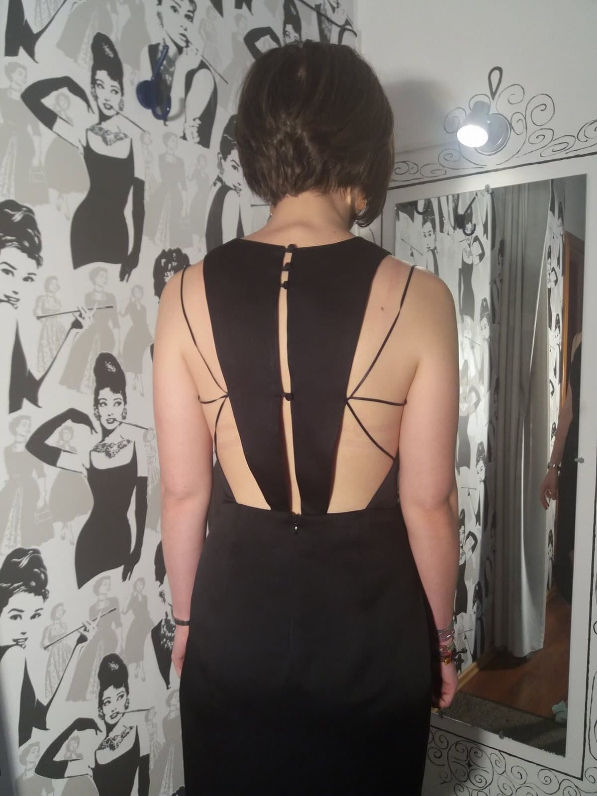 Creație atelier, siluetă din spate, rochie neagră